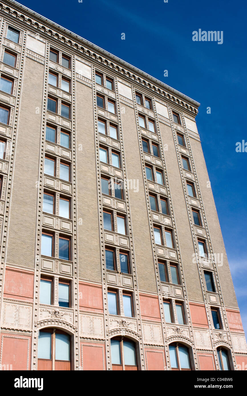 Ein Vintage Bürogebäude vor blauem Himmel in Pensacola, Florida. Stockfoto