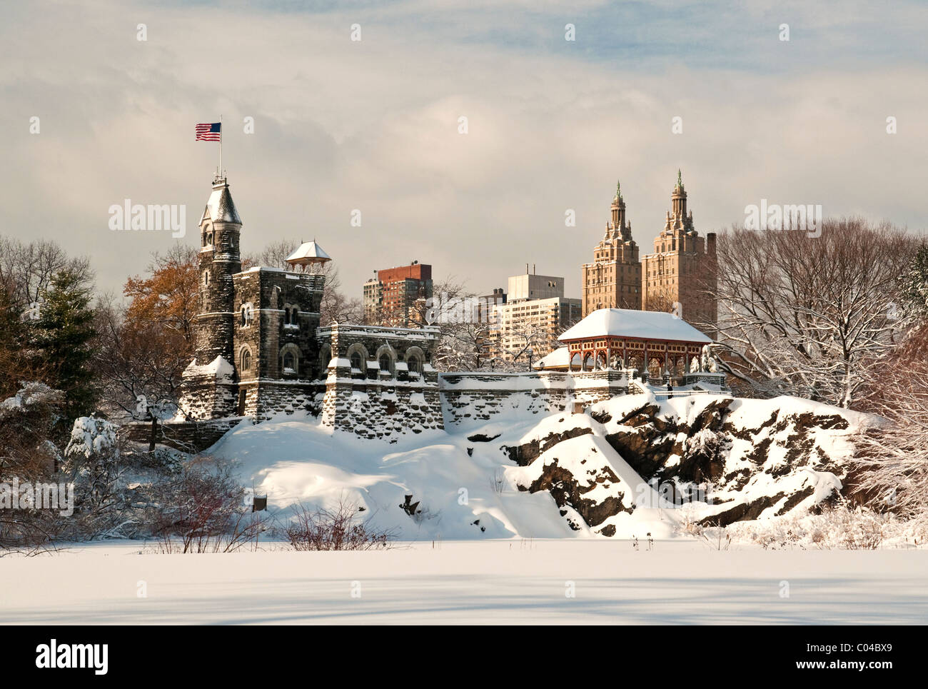 Das Schloss Belvedere im Central Park, New York City nach einem Schneesturm Stockfoto