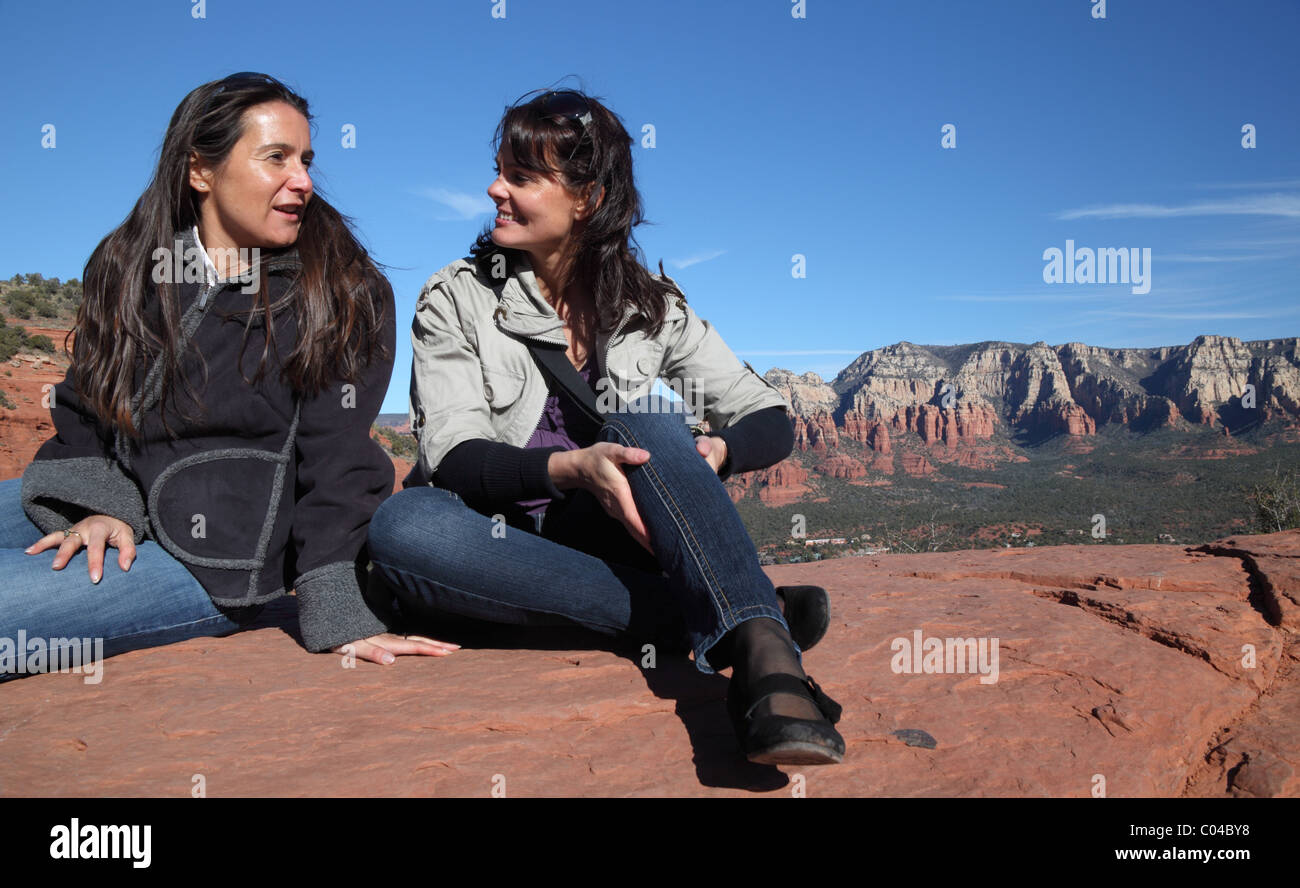 Freunde an einem Aussichtspunkt Punkt in Sedona Stockfoto