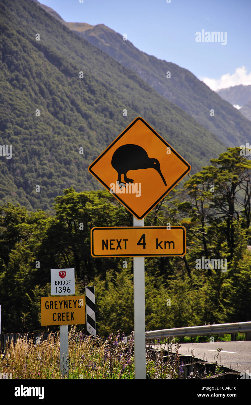 Kiwi-Verkehrszeichen, Greyneys Creek, Otira Highway 73, Arthurs Pass Nationalpark, Region Canterbury, Südinsel, Neuseeland Stockfoto