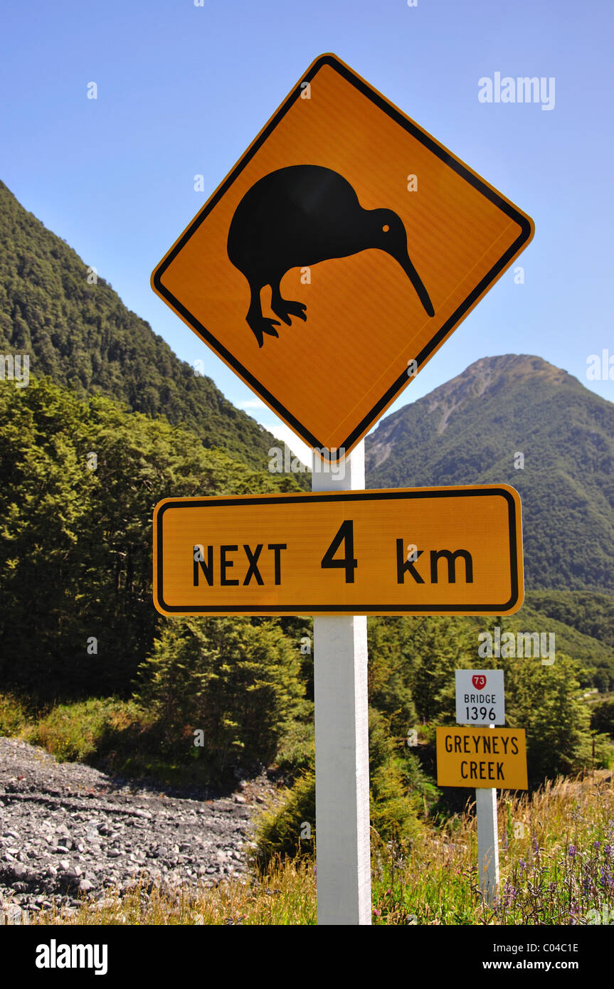 Kiwi-Verkehrszeichen, Greyneys Creek, Otira Highway 73, Arthurs Pass Nationalpark, Region Canterbury, Südinsel, Neuseeland Stockfoto