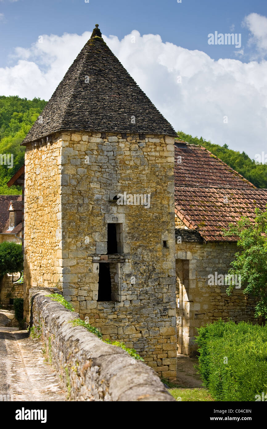 Traditionelle französische Gebäude in St. Amand de Coly, Dordogne, Frankreich Stockfoto