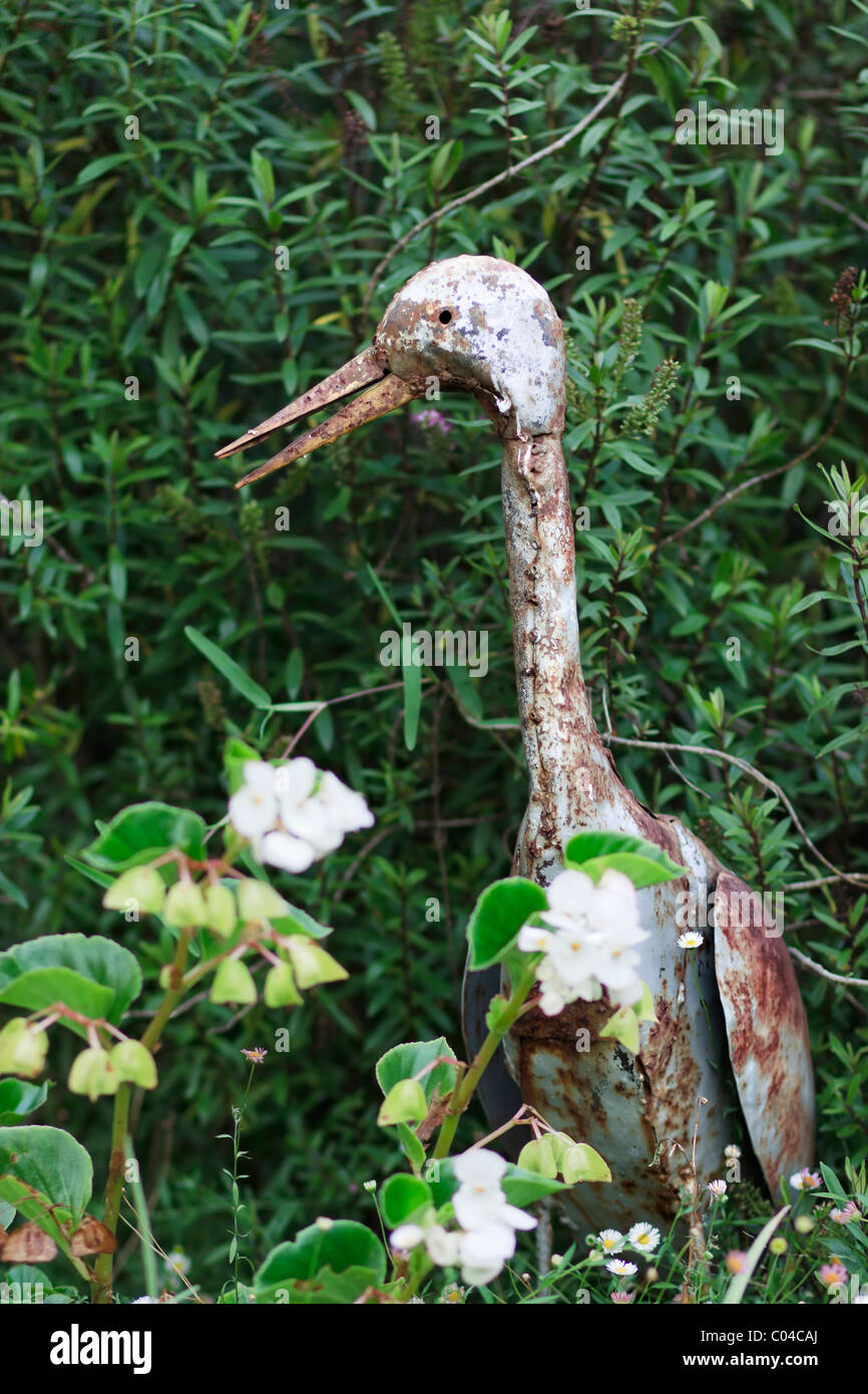 Geschweißten Metall Skulpturen Vogel als Gartenverzierung. Stockfoto