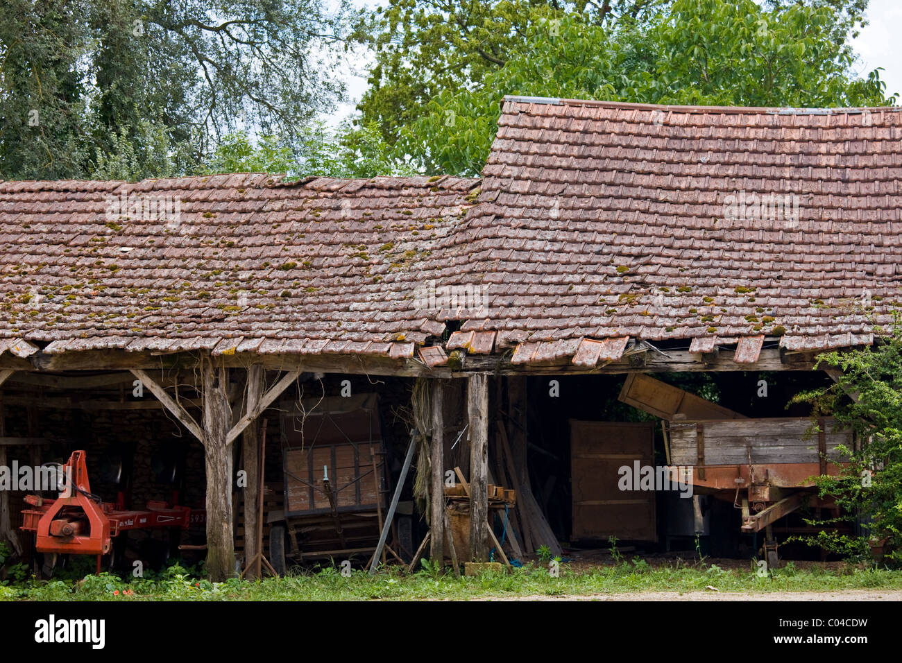 Landwirtschaftliche Fahrzeuge und Scheune Gebäude in der Dordogne, Frankreich Stockfoto