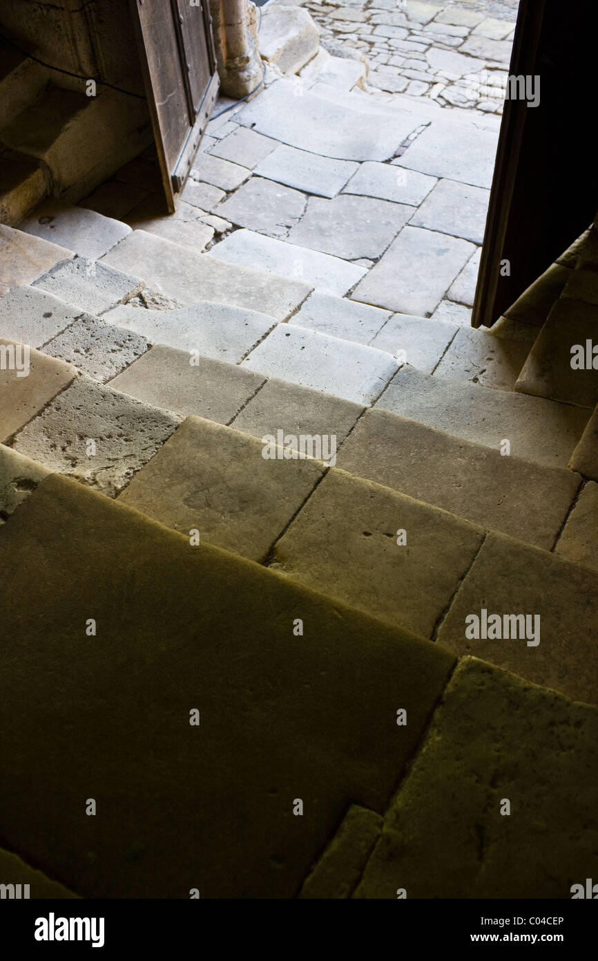 Alte steinerne Stufen in der alten Kirche von St. Amand de Coly in der Dordogne, Frankreich Stockfoto