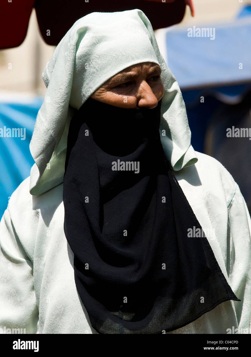 Eine verschleierte Frau in Fes, Marokko. Stockfoto