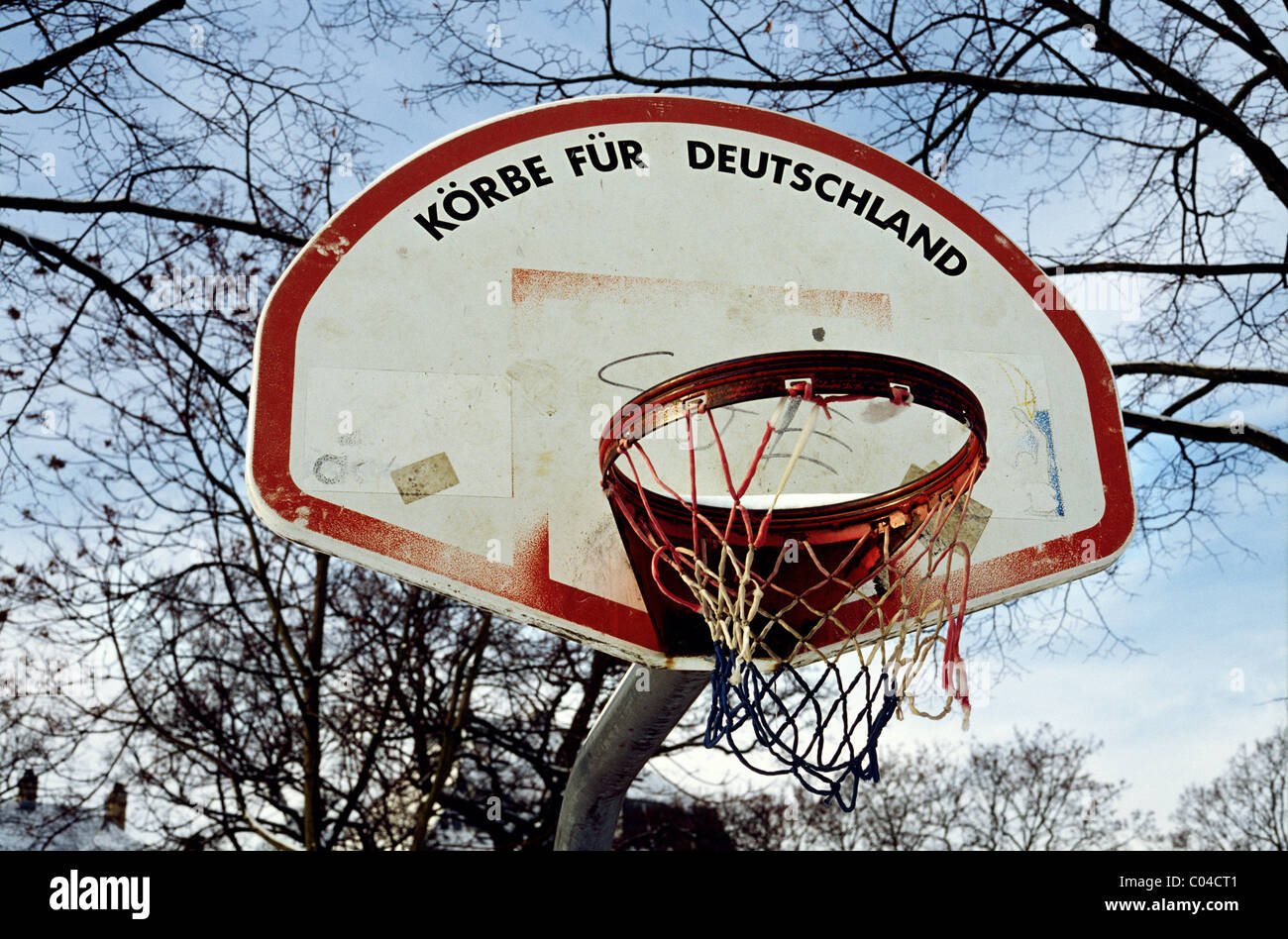 Outdoor-Basketballkorb in Alt-Sachsenhausen in der deutschen Stadt Frankfurt Am Main. Stockfoto