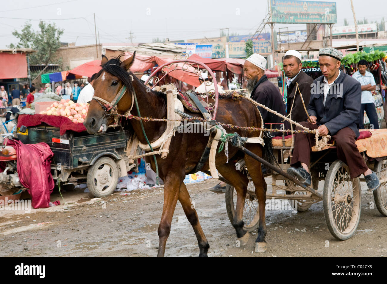 Die bunten Sonntagsmarkt in Kasghar, China. Stockfoto