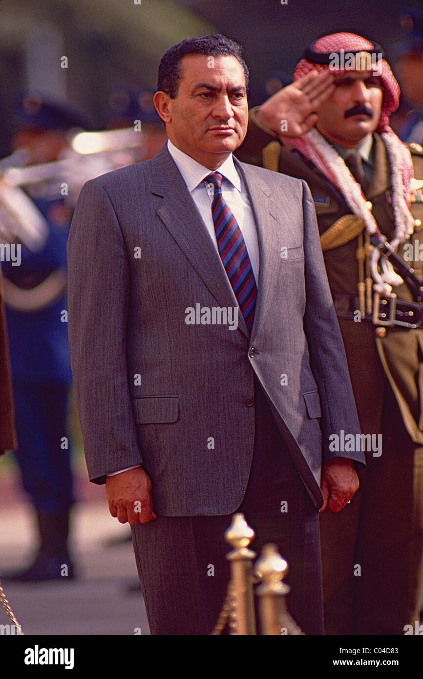 Ägyptens Präsident Hosni Mubarak an eine Ehre bewachen Zeremonie im Präsidentenpalast in Kairo, König Hussein von Jordanien begrüßen zu dürfen Stockfoto