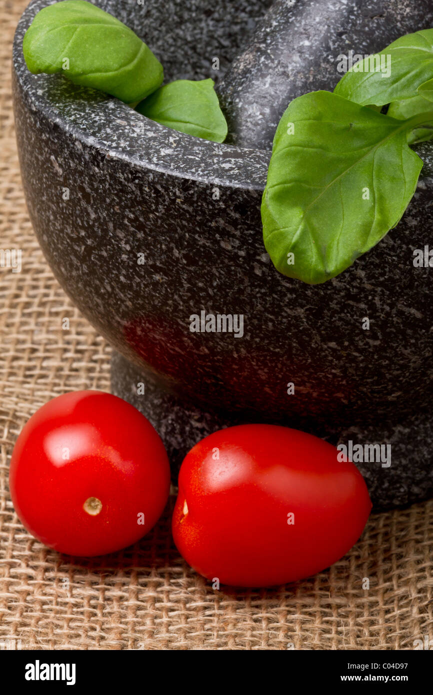 Essen im Hintergrund pulsierende rote Tomaten und Basilikum zu Hause angebaut. Stockfoto