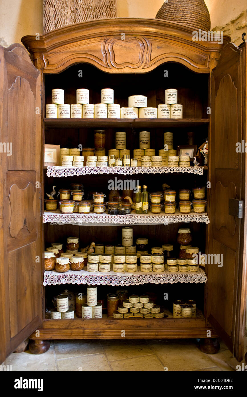 Gänseleber und landwirtschaftliche Produkte in Einmachgläser im Schrank zum  Verkauf an La Ferme de Charnaillas Bauernhof, die Dordogne, Frankreich  Stockfotografie - Alamy