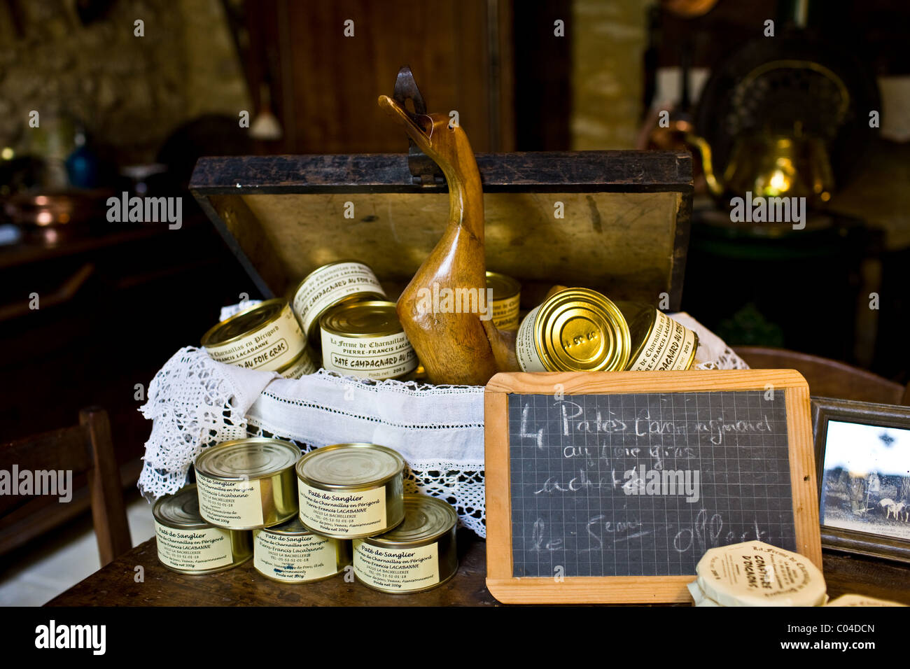 Gänseleber und landwirtschaftliche Produkte in Einmachgläser zum Verkauf an La Ferme de Charnaillas Bauernhof, die Dordogne, Frankreich Stockfoto