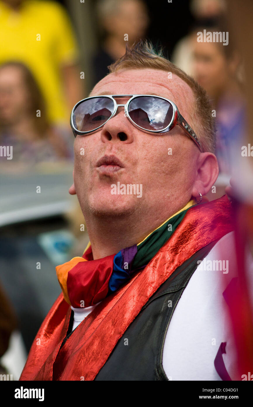 Ein Mann bläst einen Kuss auf das Publikum während einer Gay-Pride-Parade in der Innenstadt von Reykjavik, Island. Stockfoto