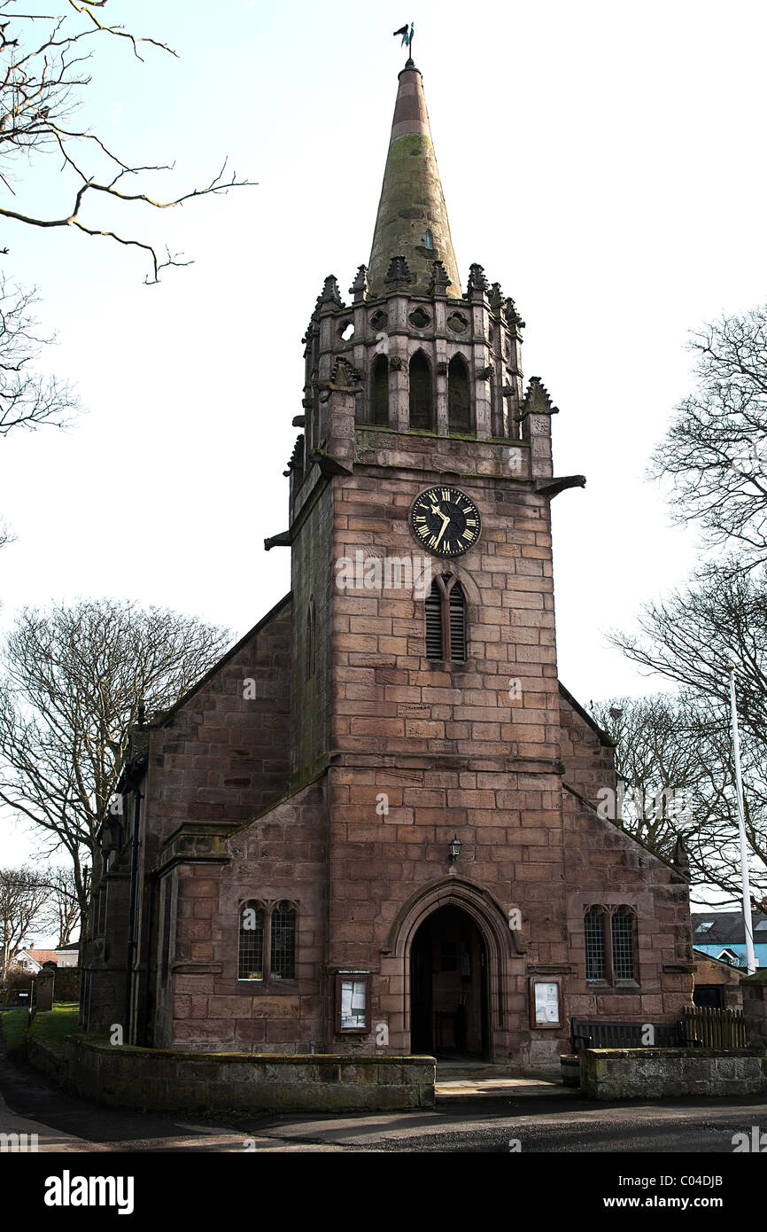 Saint Ebba Kirche mit gotischen Bildschirm auf Basis des Turms. Beadnel Stockfoto