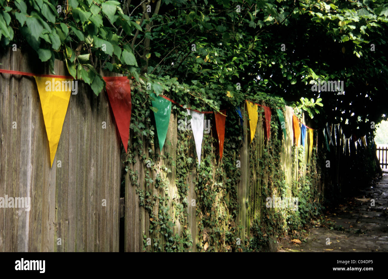 Ammer auf einem Zaun für eine Sommerparty Fahnen Stockfoto
