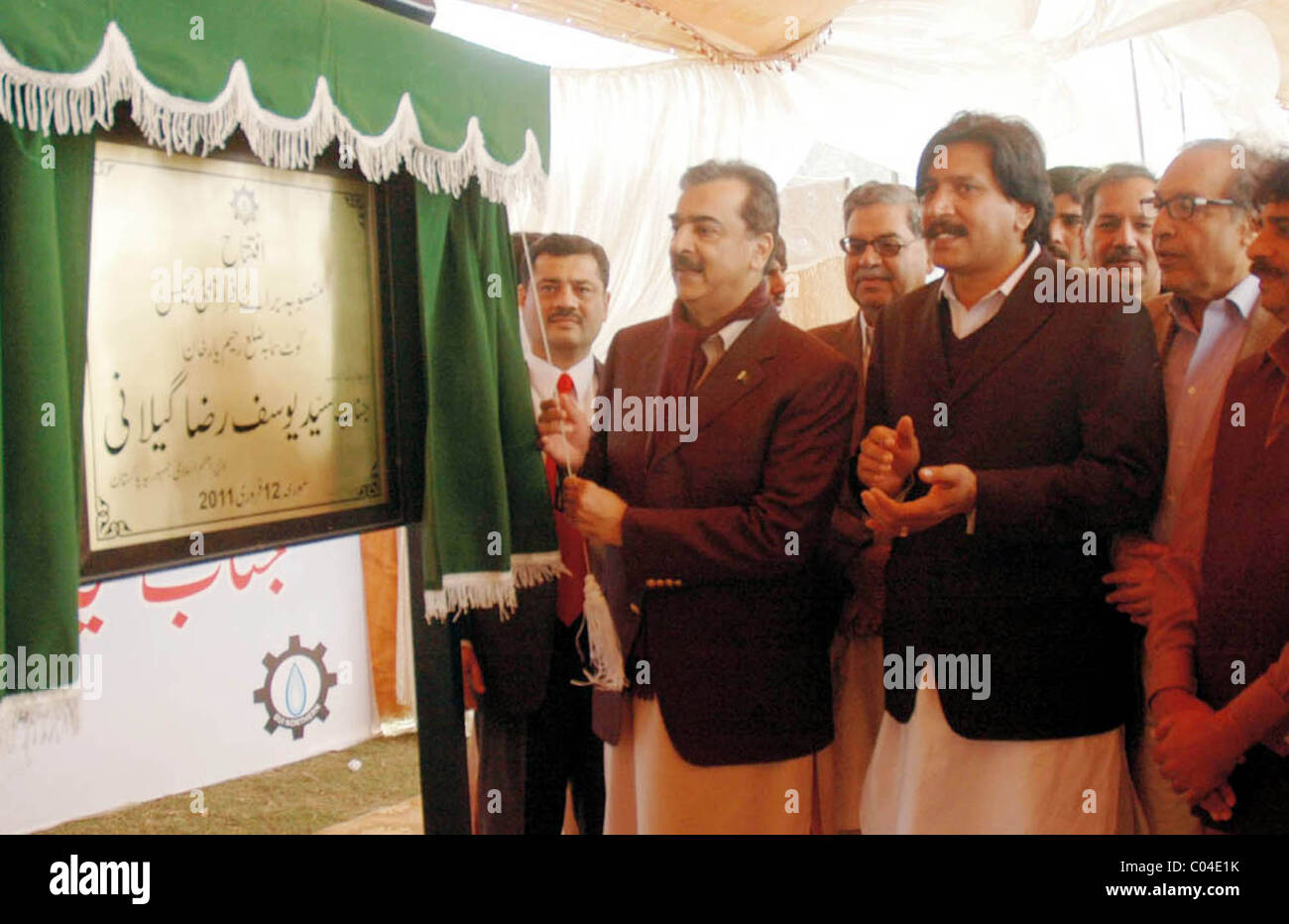 Herr Ministerpräsident, weiht Syed Yousuf Raza Gilani Sui Gas für Kot Samaba während der Zeremonie im Rahim Yar Khan am Samstag, F Stockfoto