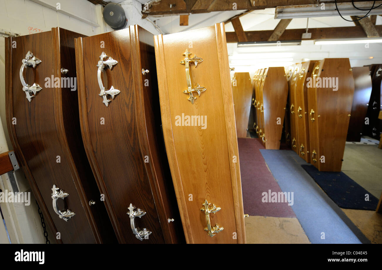 Schatullen in einem Sargtischler Workshop auf eine Beerdigung Direktor im Vereinigten Königreich. Stockfoto