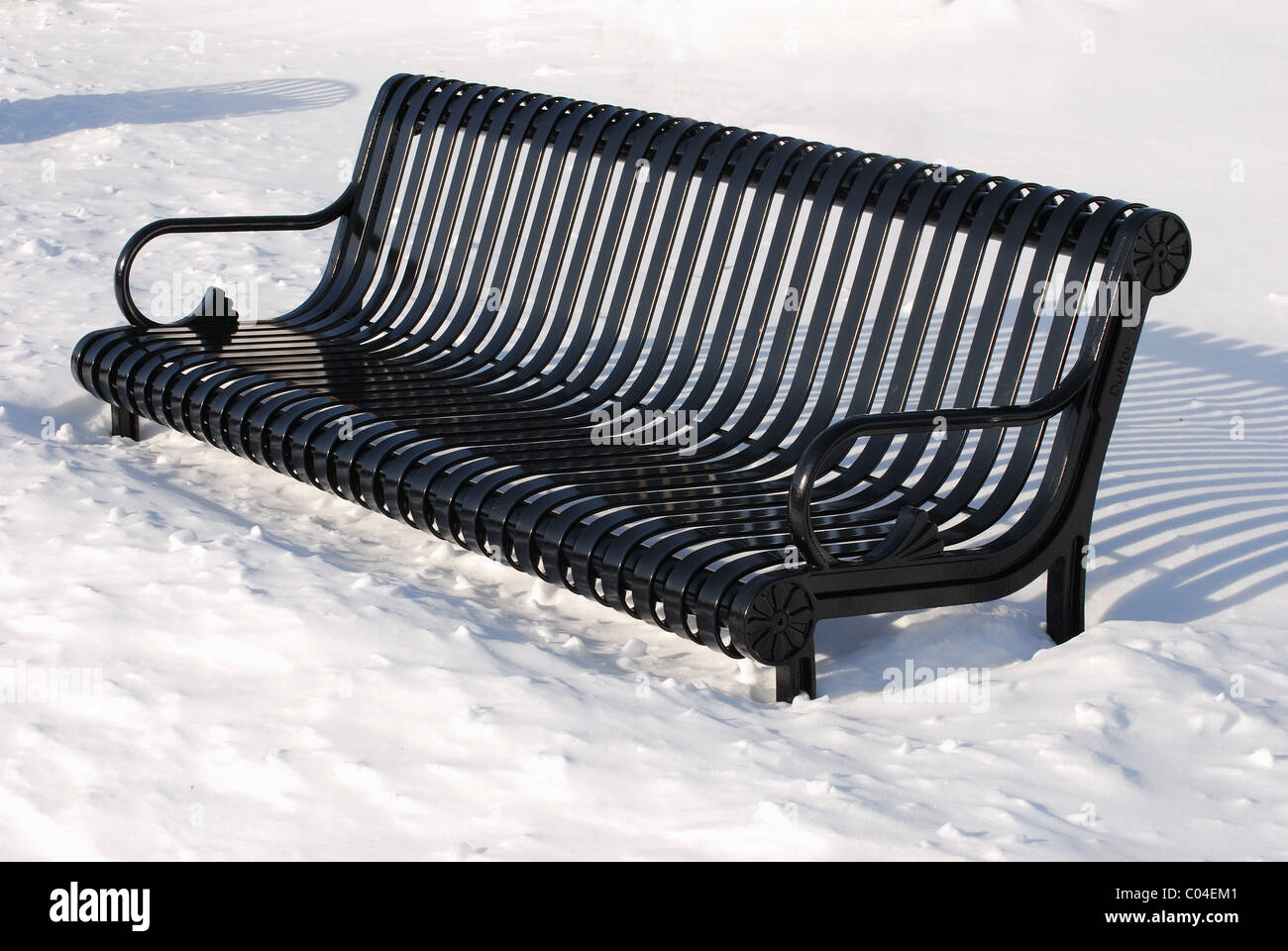 Parkbank im Schnee begraben. Stockfoto