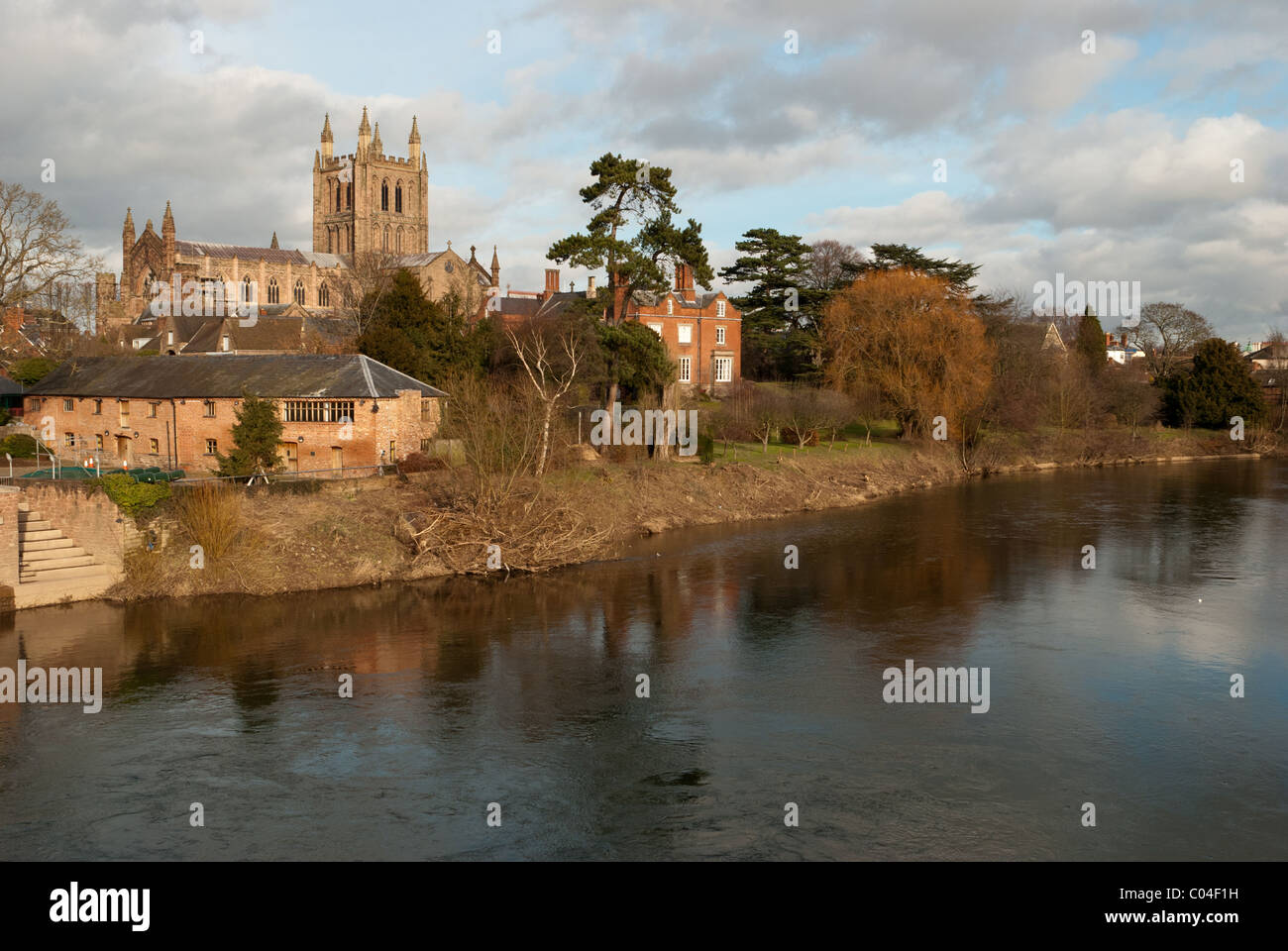 Blick über den Fluss Wye Hereford Kathedrale anschauen Stockfoto