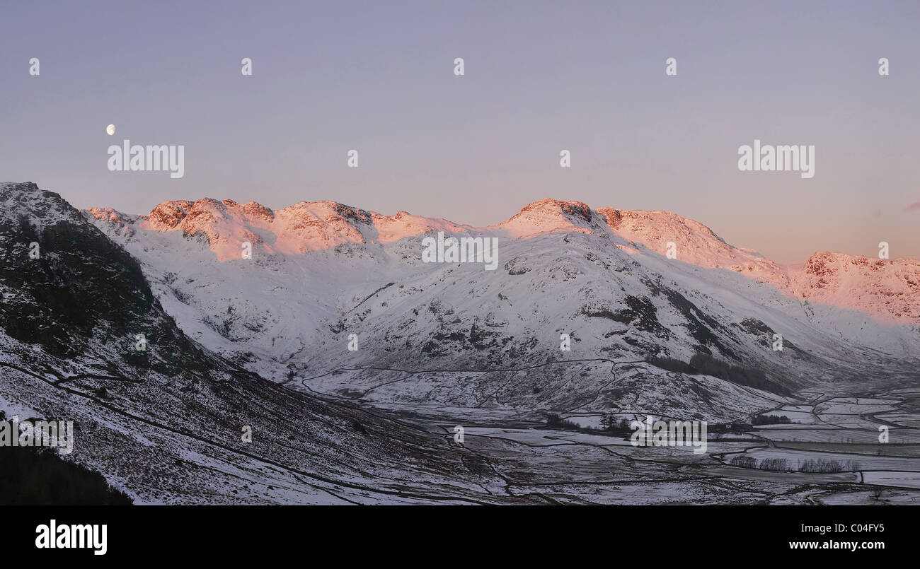 Rosa Sonnenaufgang Winter Sonnenlicht am Nordwestgrat und Crinkle Crags im englischen Lake District Stockfoto