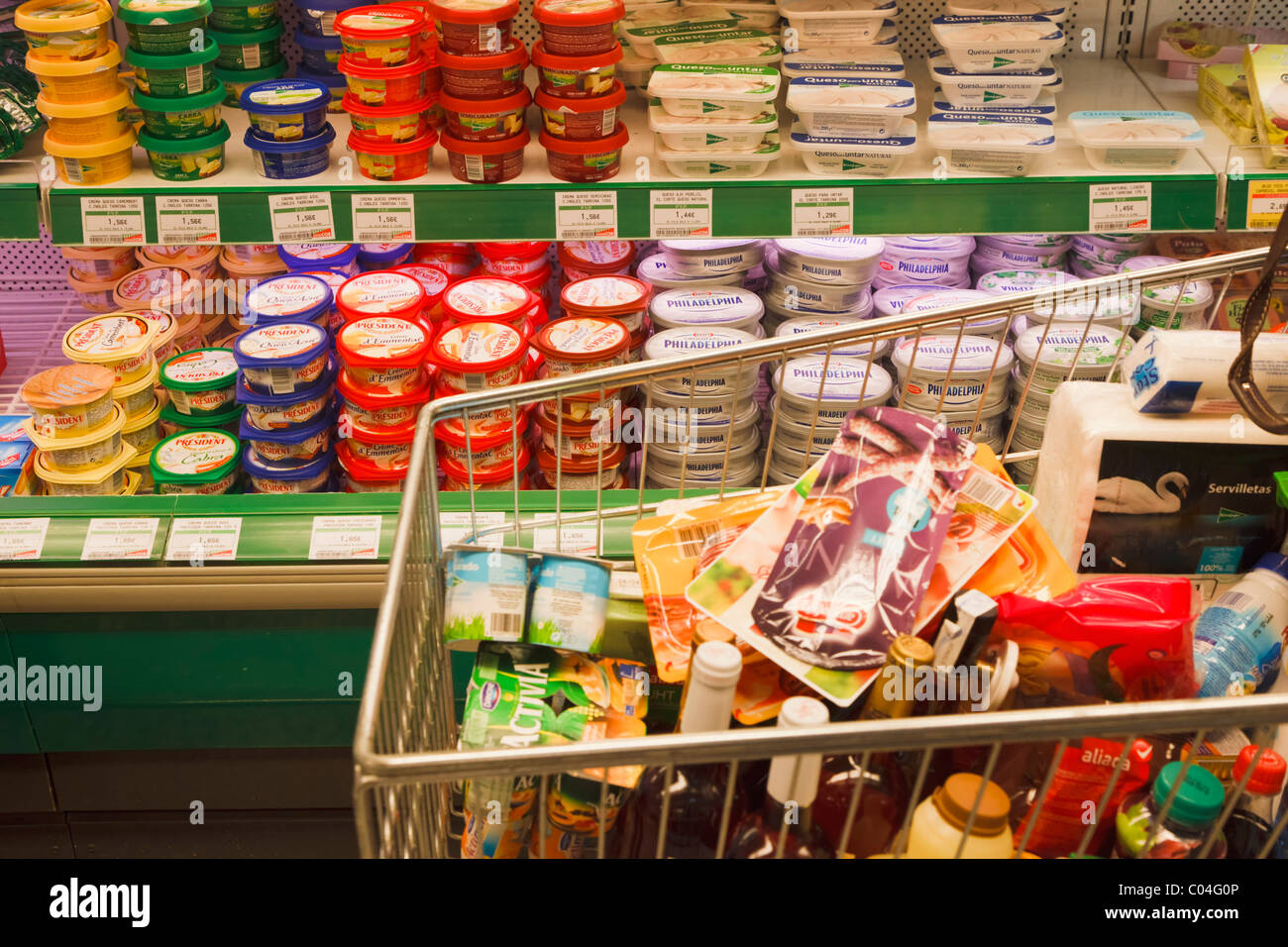 Einkaufswagen voller Lebensmittel in El Corte Ingles Supermarkt Supercor, Los Boliches, Provinz Malaga, Costa Del Sol, Spanien. Stockfoto