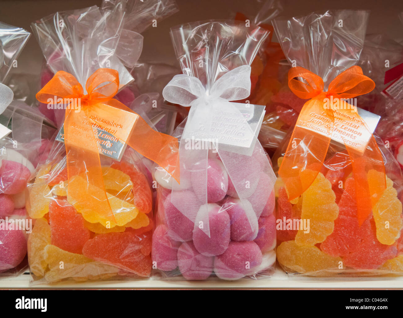 Taschen von Süßigkeiten zum Verkauf in Island Supermarkt. Fuengirola, Provinz Malaga, Costa Del Sol, Spanien. Stockfoto