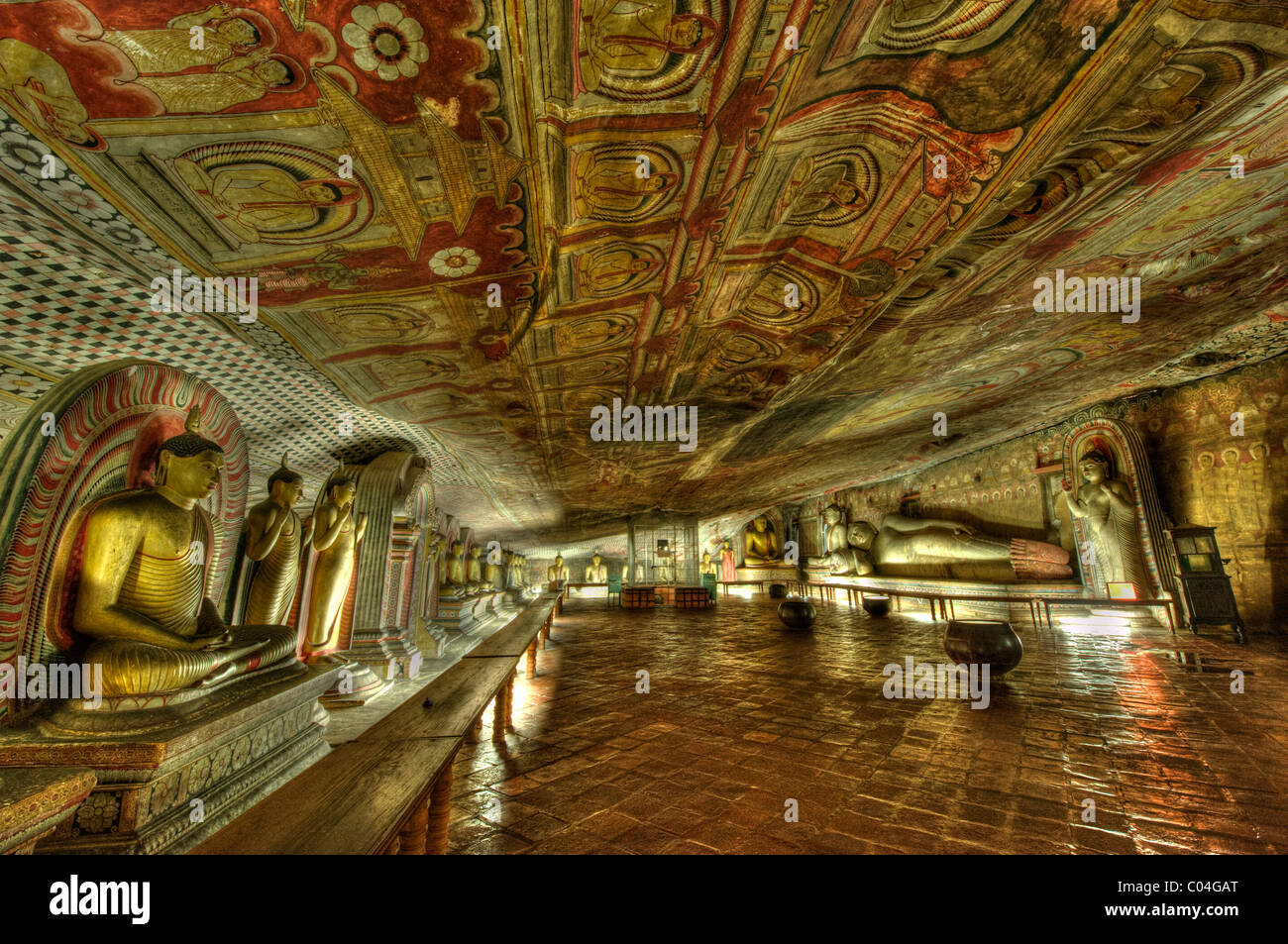 Die Außenansicht des alten goldenen buddhistischen Tempel (Höhle Tempelanlage) in Dambulla, Sri Lanka Stockfoto