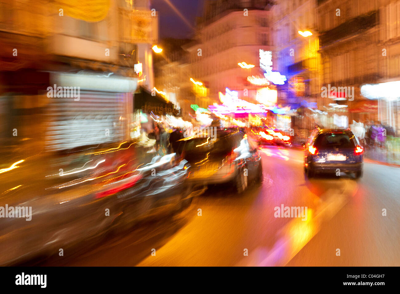 Paris verschwommen fahrende Autos In einer Stadtstraße Stockfoto