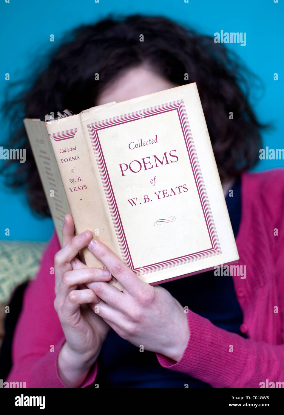 Junge Frau liest Gedichtband, London: Modell veröffentlicht Stockfoto