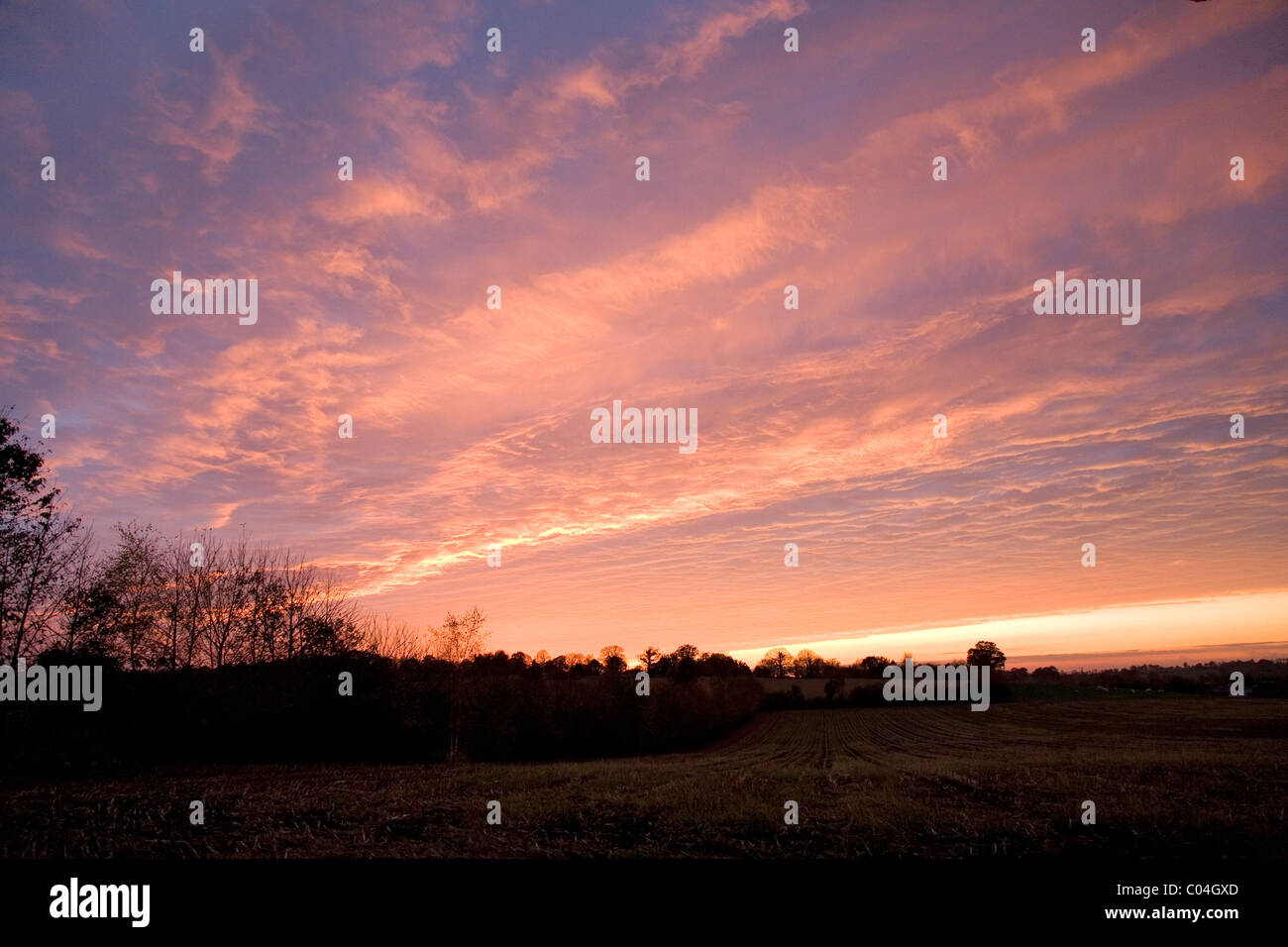 Dramatischen Sonnenuntergang über Winterlandschaft der Normandie Stockfoto