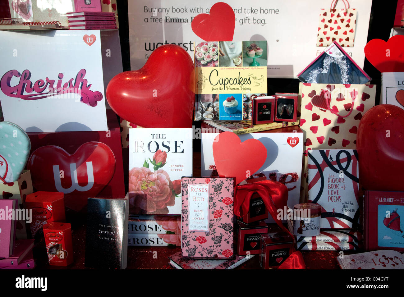 Valentinstag-Fenster angezeigt, in London Buchladen Stockfoto