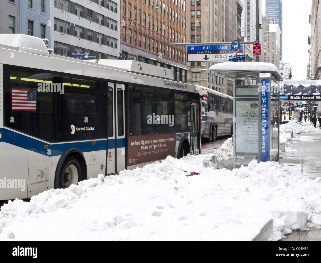 Schneesturm, Busse und Bus halten, 34th Street/Park Avenue NYC Stockfoto