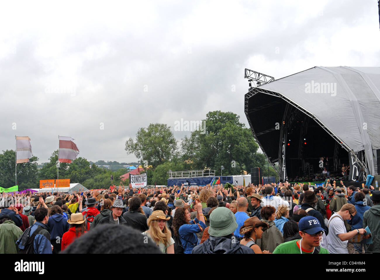 Massen der Festivalbesucher beim Glastonbury Festival, Somerset, Großbritannien Stockfoto