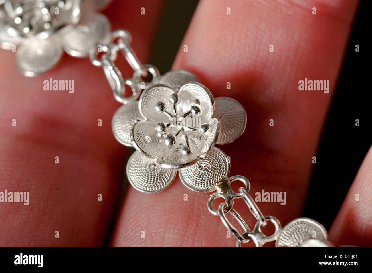 Luxus Schmuck Armband in Silber Rappresenting eine Loto-Blume Stockfoto