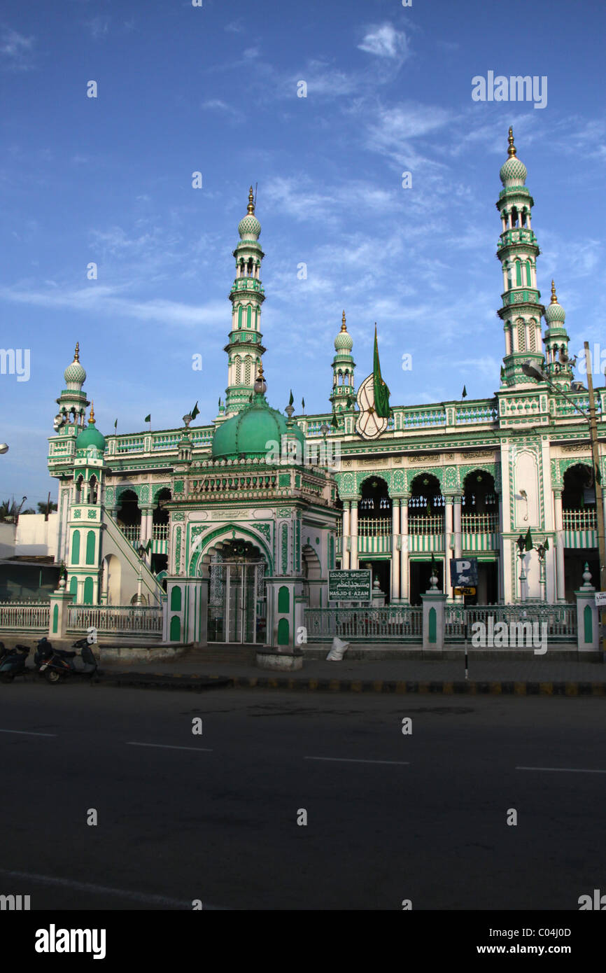 Moschee in blauem Hintergrund Stockfoto