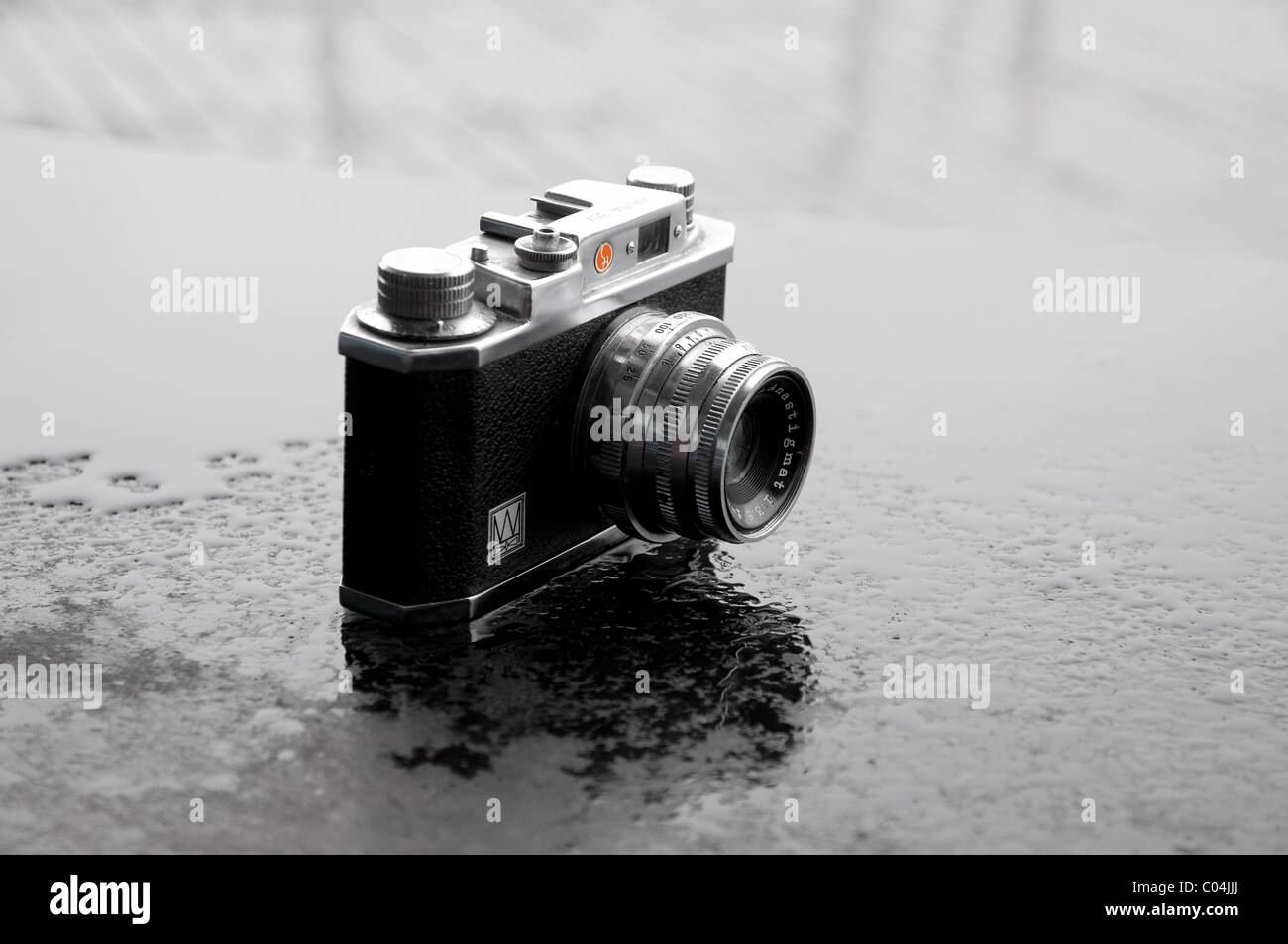 Retro-Stil Metall Kamera auf nassen Meer Tisch Stockfoto