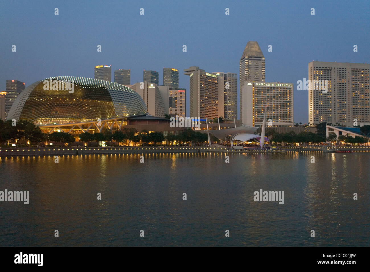 Singapur Esplanade Mall (The Durian) & Bucht Nordufer bei Nacht Stockfoto