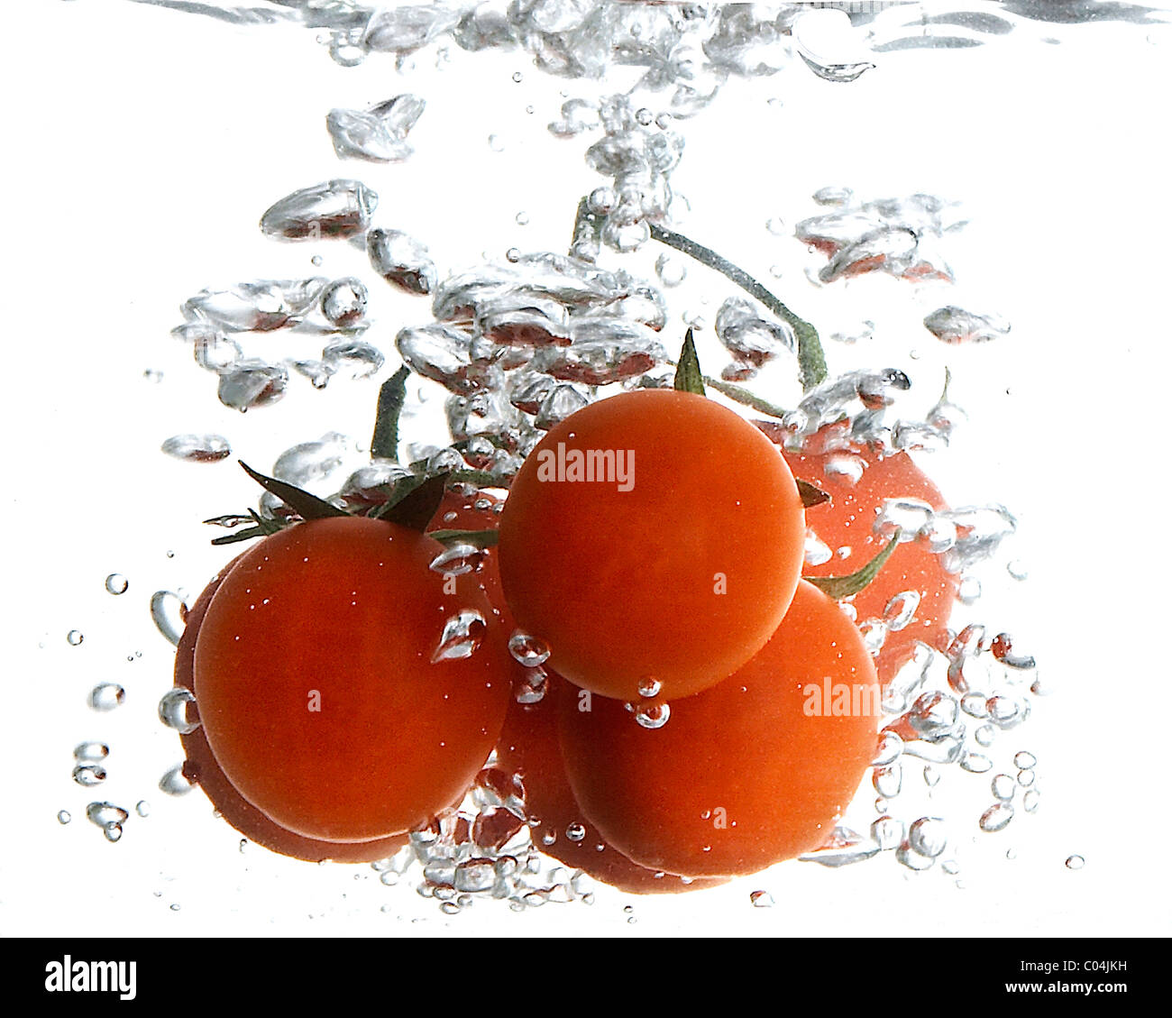Einige roten Runde Tomaten im Wasser Stockfoto