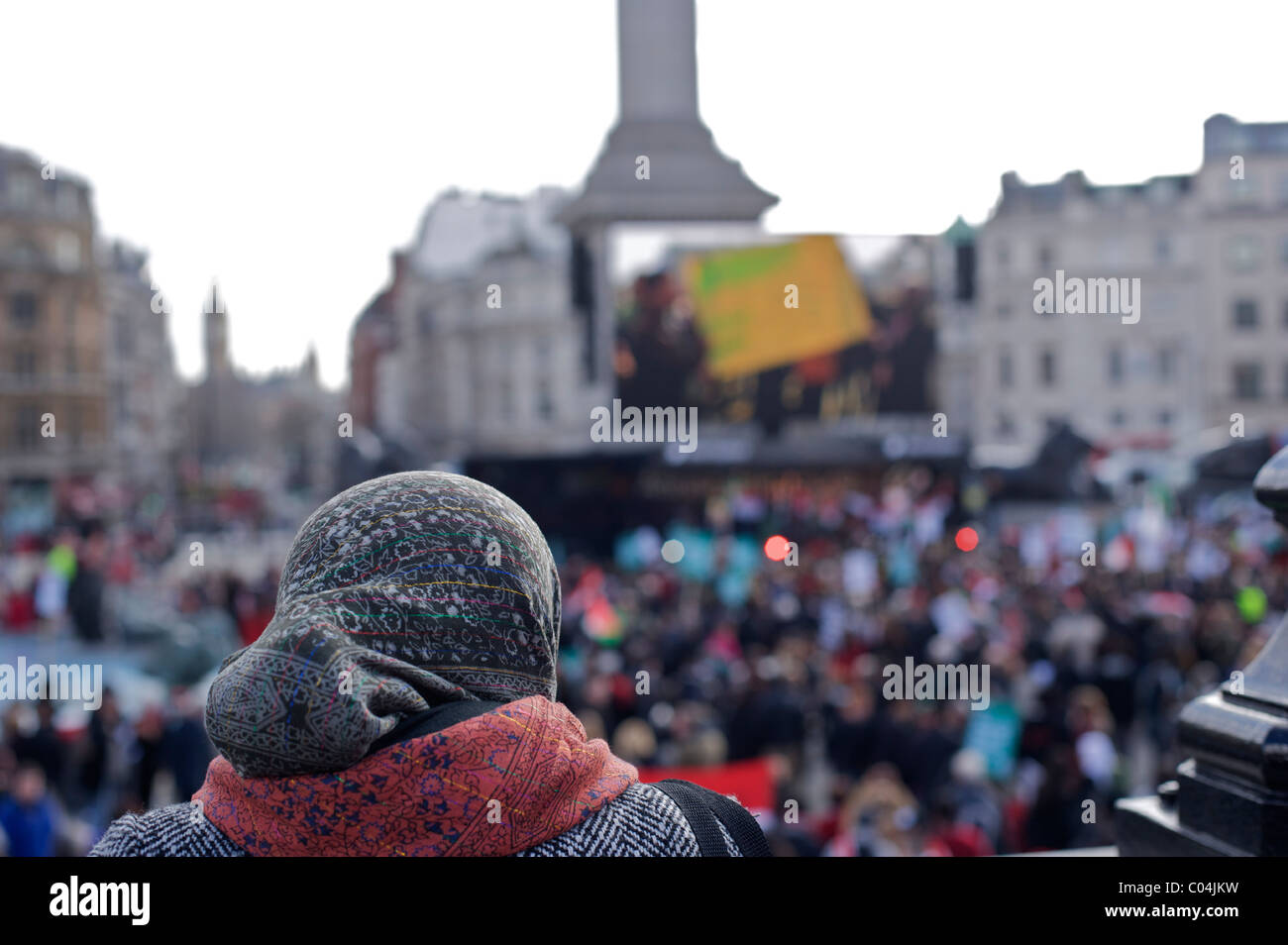 Die muslimische Frau, die gerade einer Rallye für Amnesty International Unterstützer und ägyptischen Aktivisten Stockfoto