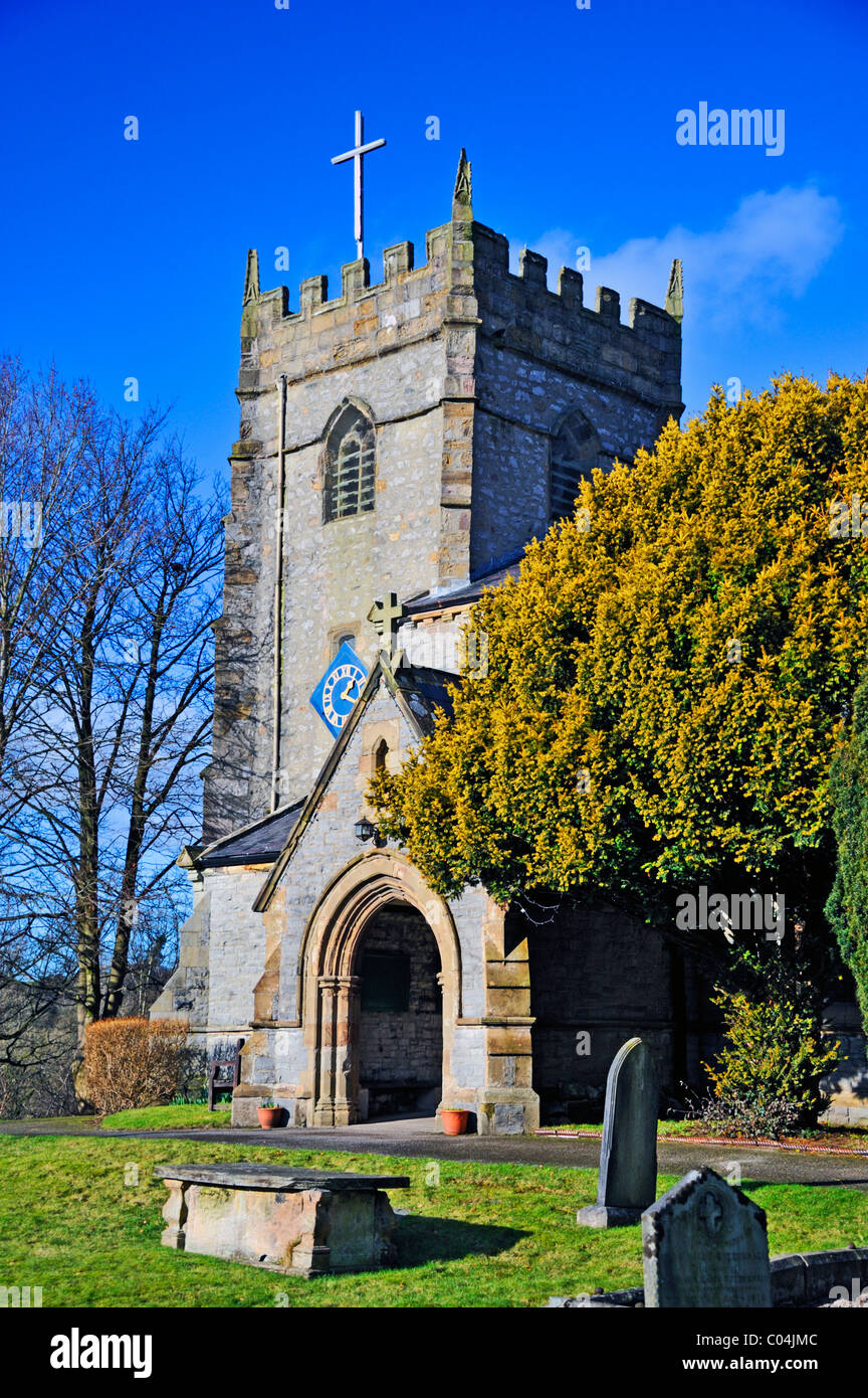 Westturm und Süd-Terrasse. Kirche der Heiligen Maria, der Jungfrau, Ingleton, North Yorkshire, England, Vereinigtes Königreich, Europa. Stockfoto