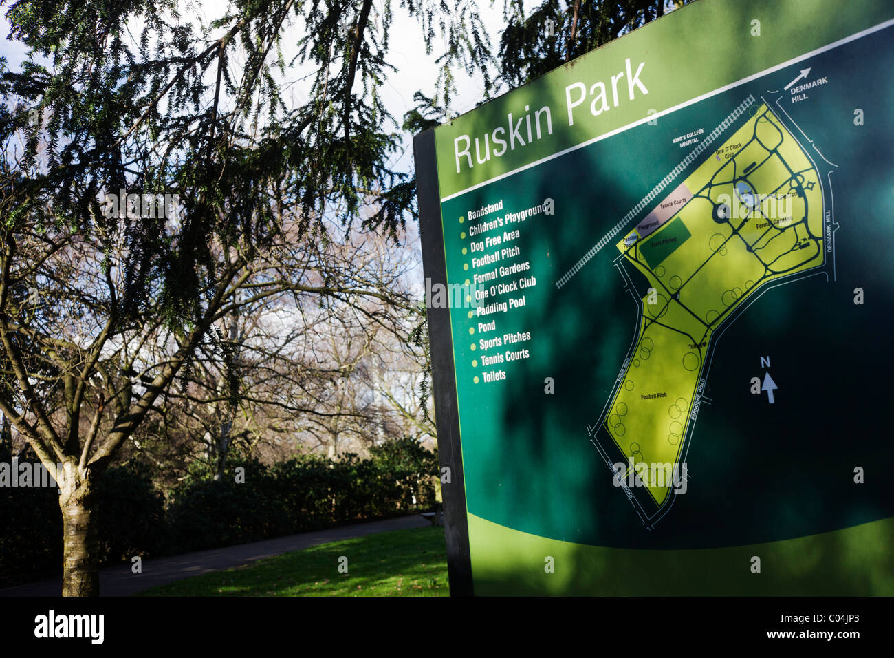 Ein Schild mit einer Karte und Legende von Ruskin Park, geteilt von Southwark und Lambeth London Borough Councils. Stockfoto