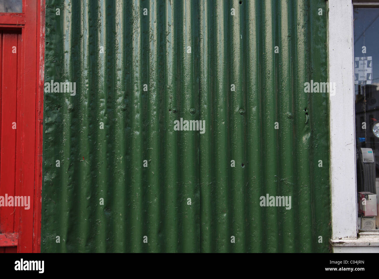 vertikale Platten aus Wellblech mit grüner Farbe bemalt Stockfoto