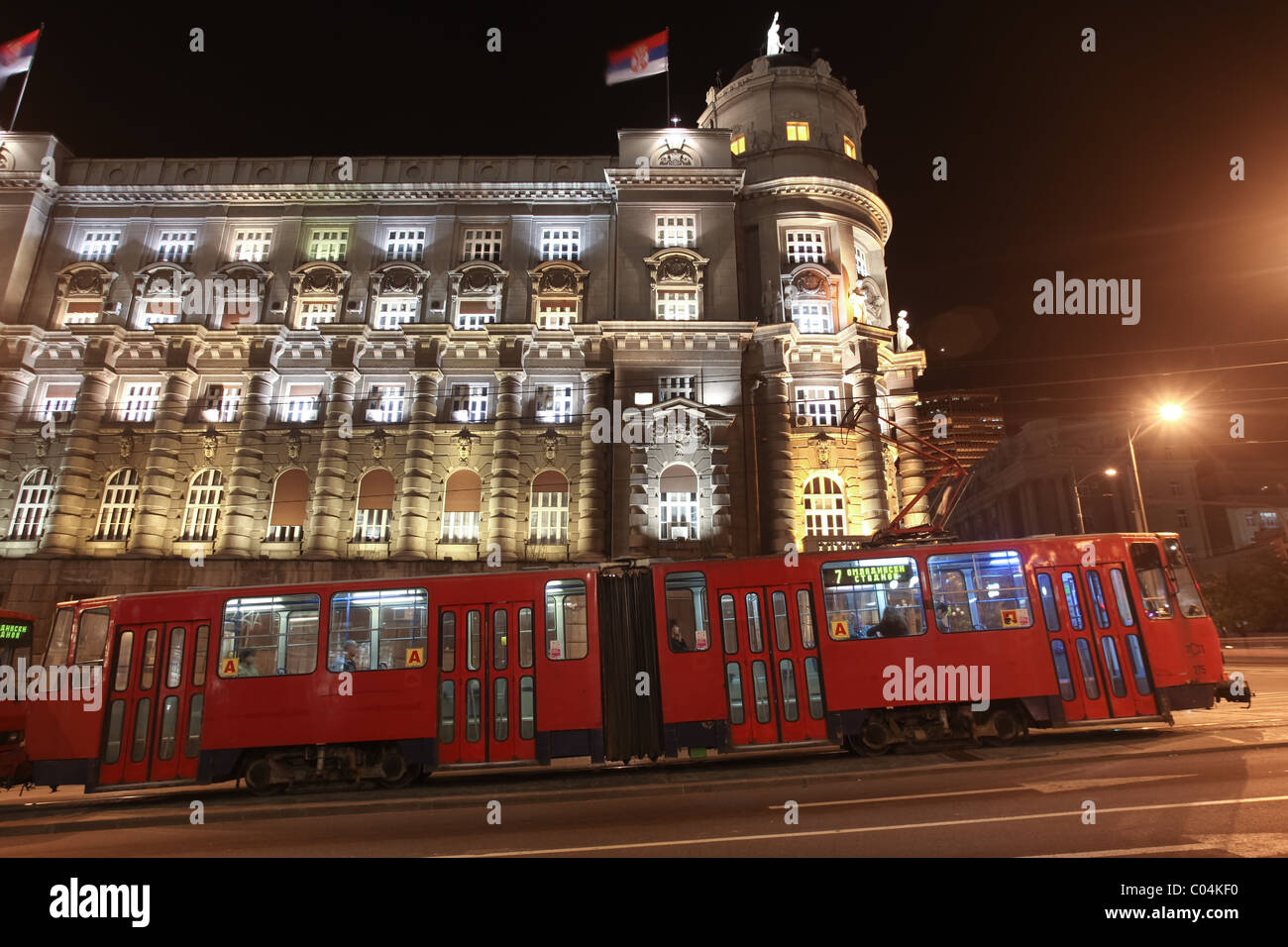 Belgrad, Serbien - APRIL 18: Pendler Rückkehr in die Heimat der alten Nacht Straßenbahn am 18. April 2010. Ist Serbiens größte Straßenbahnnetz Stockfoto