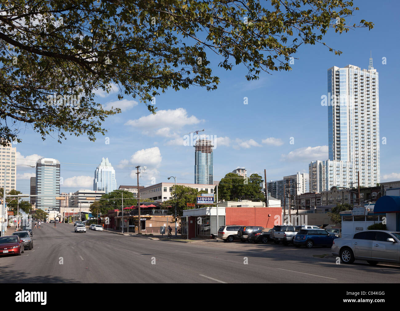 Leere Straße mit Wolkenkratzern auf Skyline von Austin Texas USA Stockfoto