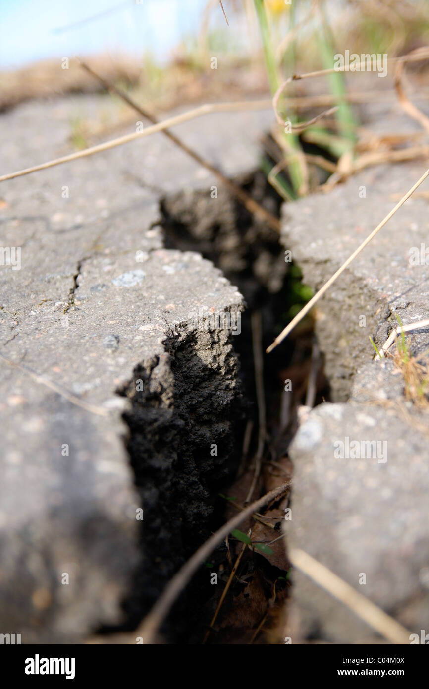Closeup geknackt Asphalt nach Erdbeben Stockfoto