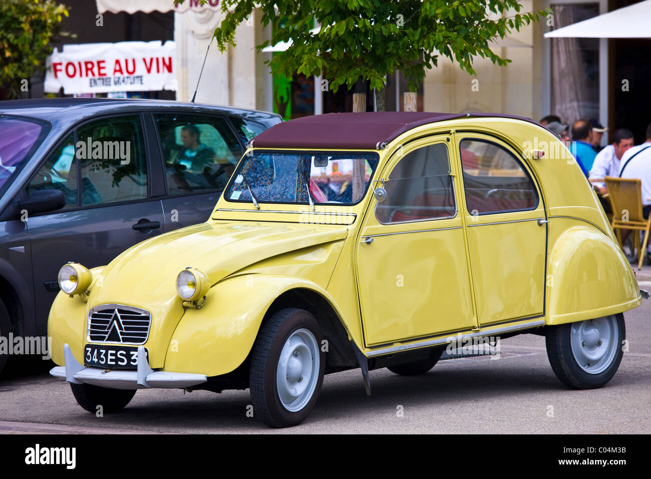 Deux Chevaux 2CV Oldtimer in Place du Marche Altstädter Ring, Richelieu, Val de Loire, Indre et Loire, Frankreich Stockfoto
