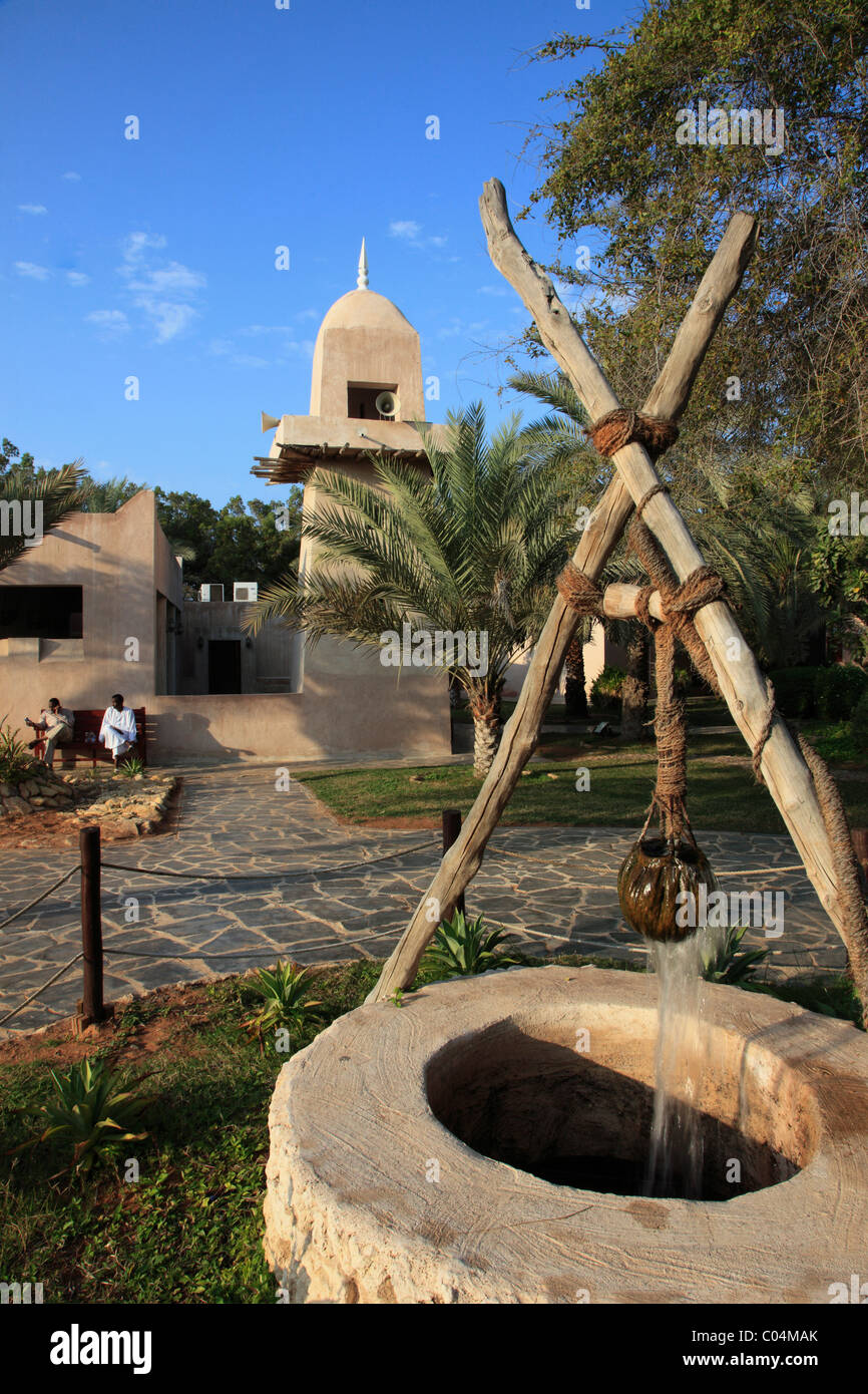 Vereinigte Arabische Emirate, Abu Dhabi, Heritage Village, Brunnen, Moschee, Dorf-Szene, Stockfoto