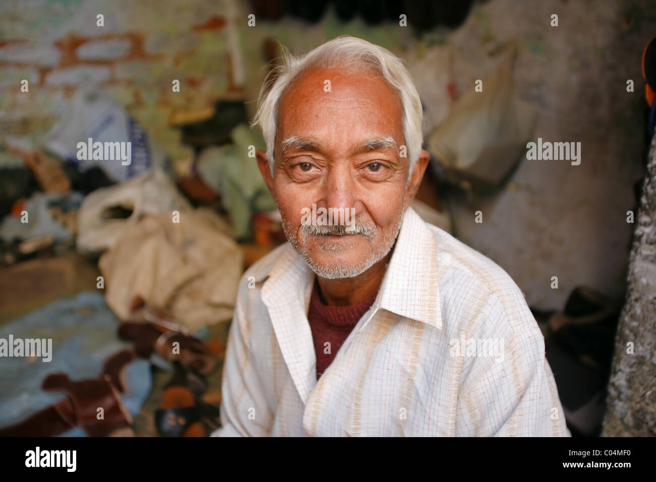 Delhi - 27.Januar: Porträt des älteren Menschen in Schuh-Workshop am 27. Januar 2008 in Delhi, Indien. Stockfoto