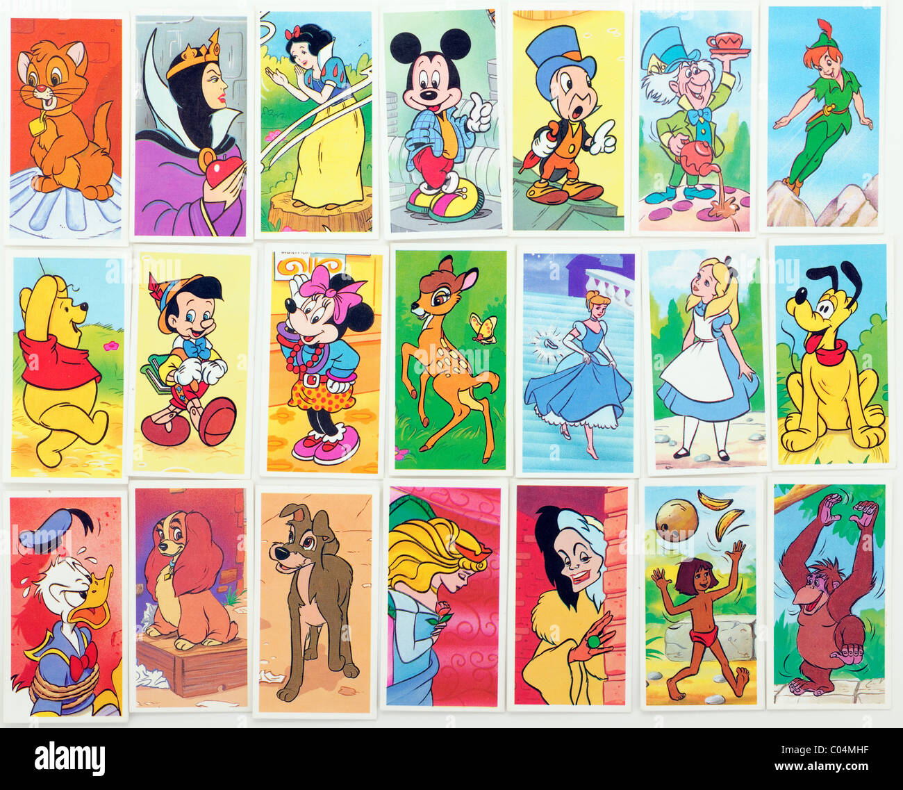 Drei Reihen von Zigarettenkarten mit Disney Figuren. EDITORIAL NUR Stockfoto