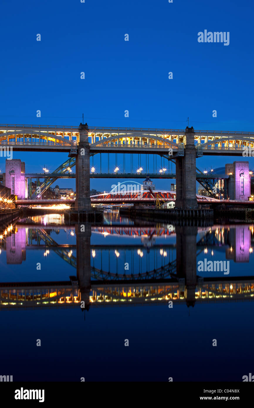 Newcastle-Gateshead-Kai in der Nacht - Reflexionen über den Fluss Tyne Stockfoto